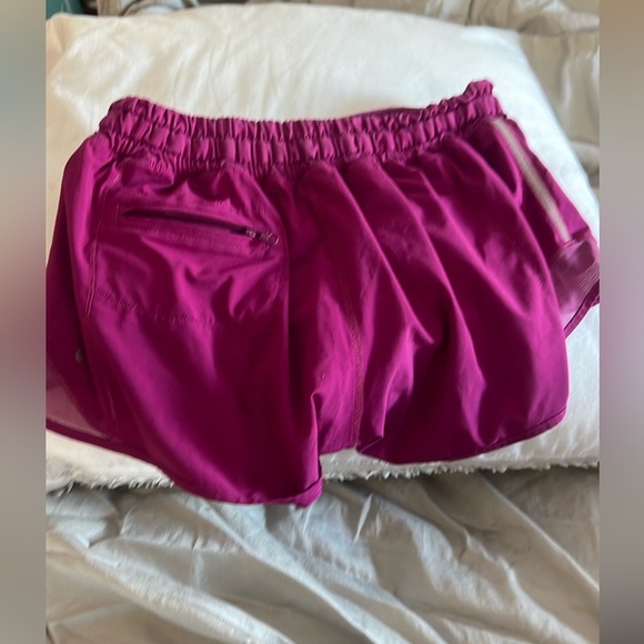 Lululemon hottie hots size 6 inseam 4’ in raspberry - Picture 2 of 6